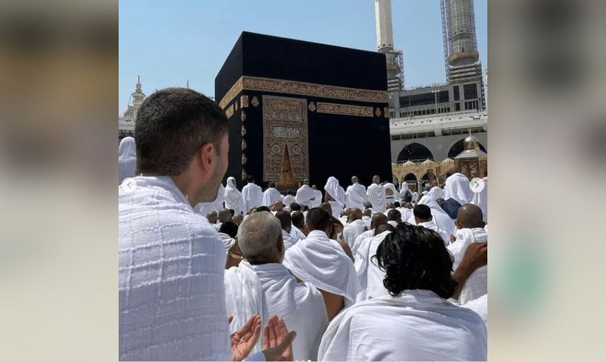 CZN Burak Umre ziyaretine gitti çektirdiği fotoğraflar olay oldu
