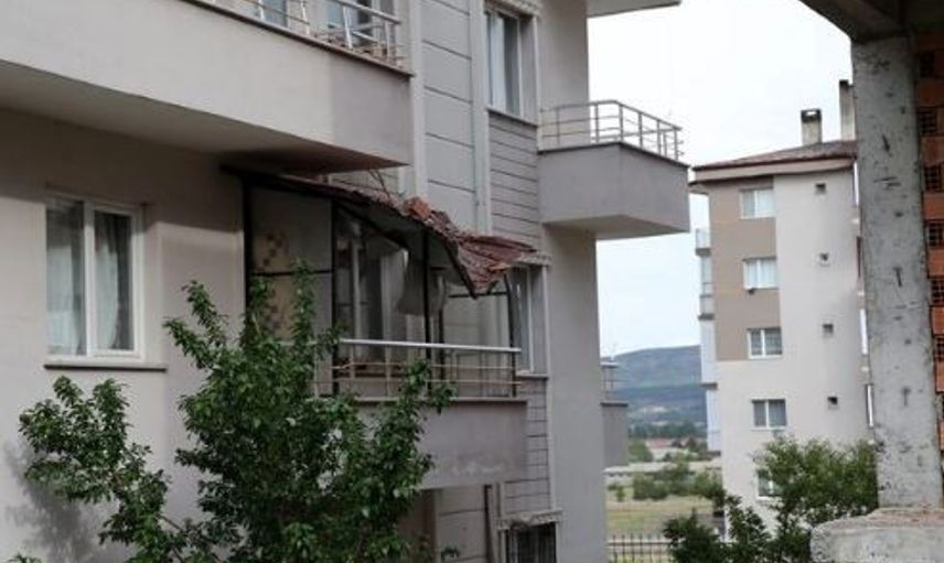 Sivas'ta Fırtına Sebebiyle Binaların Çatısı Uçtu