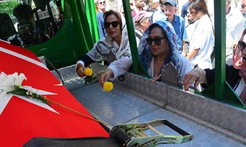 Yeşilçam'dan bir yıldız daha kaydı! Sevilen senarist Safa Önal bugün son yolculuğuna uğurlandı