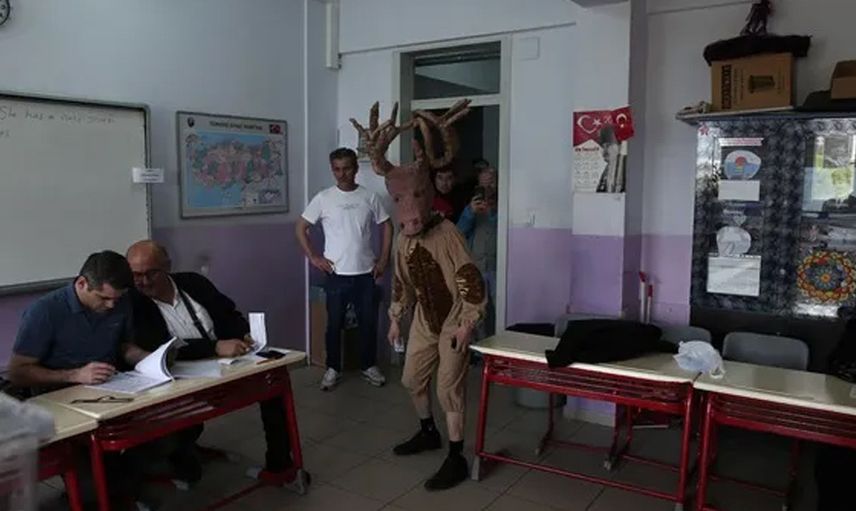 Seçim kombinleri belli oldu! Oy vermeye birbirinden farklı kıyafetlerle giden insanlar