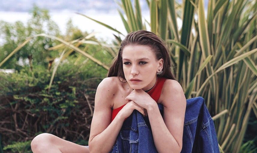 Serenay Sarıkaya'nın muhabirlerle arasında geçen tatlı diyaloğu çok konuşuldu: Magazin muhabiri olmanın şartı yakışıklı olmak mı!
