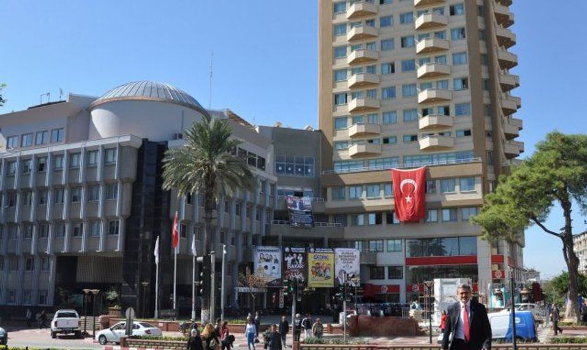 Alkol Alan Adam Belediye Binası Önünde Soyundu!