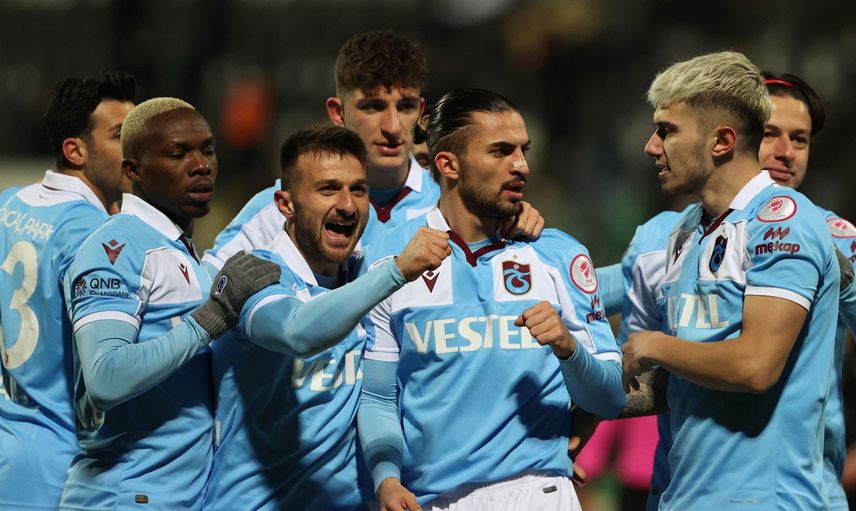 Şampiyon Trabzonspor'un futbolcusu Hüseyin Türkmen, Çaykur Rizespor'a transfer oluyor!