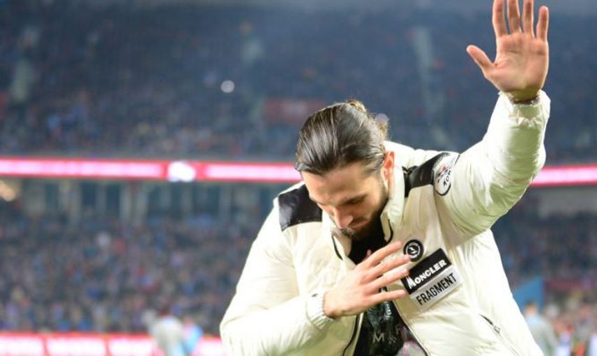 Kendini Gizleyerek İhtiyacı Olanlara Erzak Dağıtan A Milli Futbolcu Bakın Kimmiş