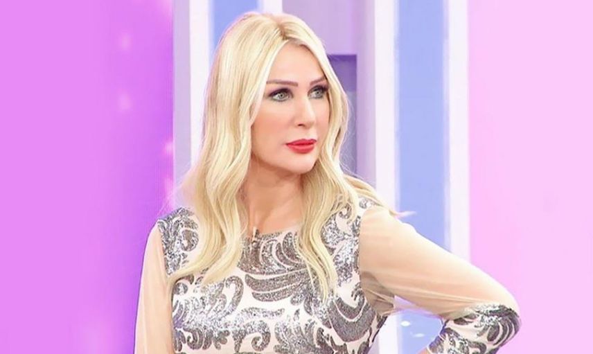 Seda Sayan'dan ilk gelin gezmesi! Ünlü şarkıcı kaynanasının elini öpmeye gitti paylaştığı fotoğraflar sosyal medyada alay konusu oldu