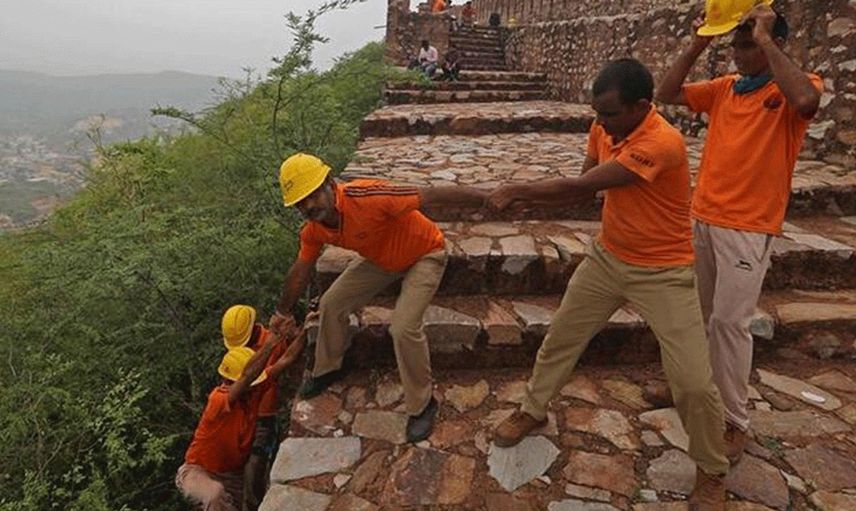 Selfie çekmek uğruna canlarından oldular: 11 kişiye yıldırım çarptı