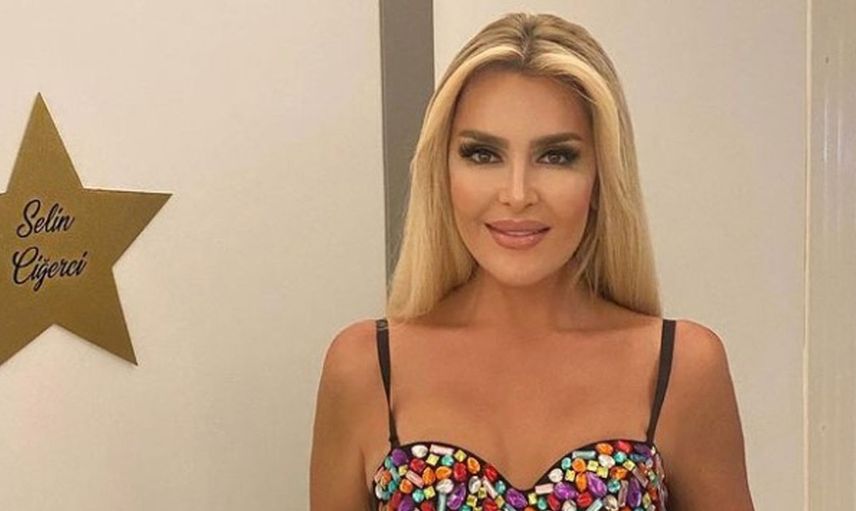 Selin Ciğerci paylaşımlarına hız kesmeden devam ediyor: Mini şortuyla kamera karşısına geçti takipçileri beğeni yağmuruna tuttu