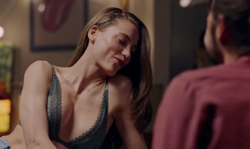 Serenay Sarıkaya'dan Derin Dekolteli Pozlar