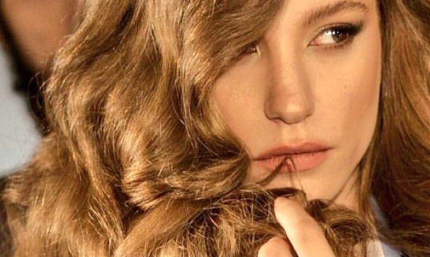 Serenay Sarıkaya Leoparlı Bikinisi İle Takipçilerini Büyüledi