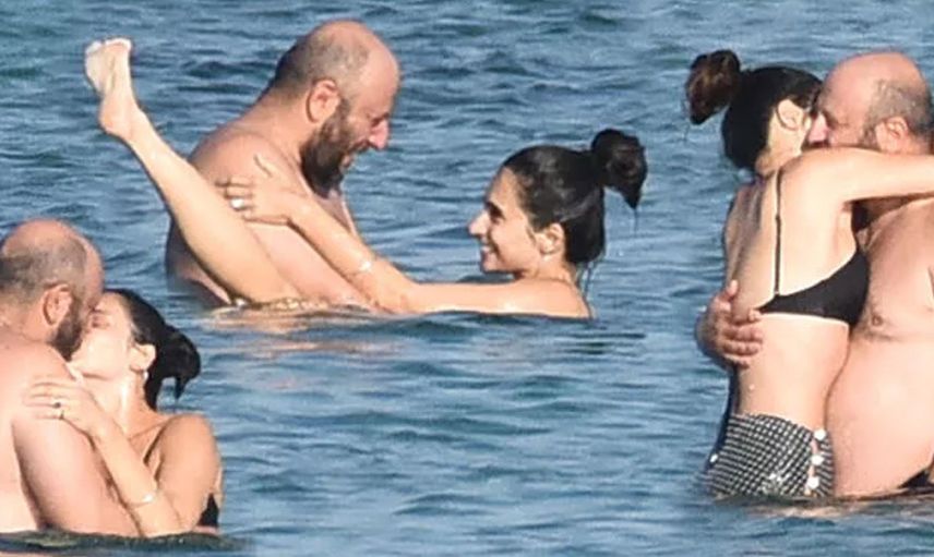 Serkan Keskin ve Meriç Aral tatilde aşka geldi! İkili denizin ortasında kimseyi umursamadan yakınlaştı o anlar Bebek Sahili rezaletini akıllara getirdi