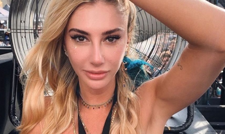 Şeyma Subaşı Bodrum Yanarken Teknede Fotoğraf Çektirmesi Sosyal Medyadan Tepki Çekti