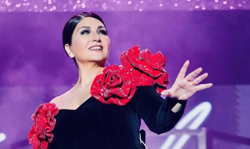 Sibel Can'a iş insanı hayranından dudak uçuklatan jest: Servet değerindeki hediyeyi sahnede taktı!
