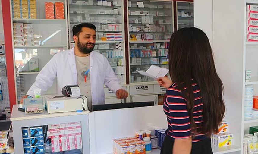 Şiir Mısralarından Etkilenen Eczacı Ücretsiz Aşı Yapıyor