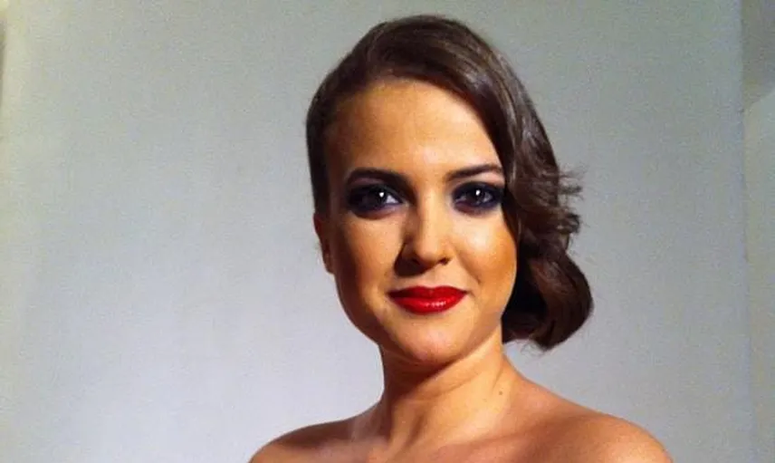 Simge Fıstıkoğlu'ndan Cesur Pozlar
