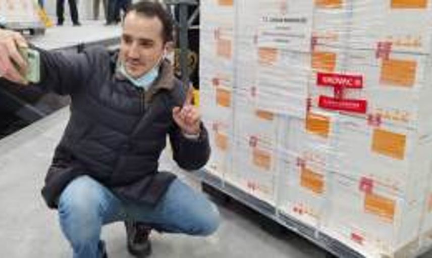 Çin Aşılarını Fotoğraflayan TRT Muhabirinden İlaç Firması Detayına Vurgu!