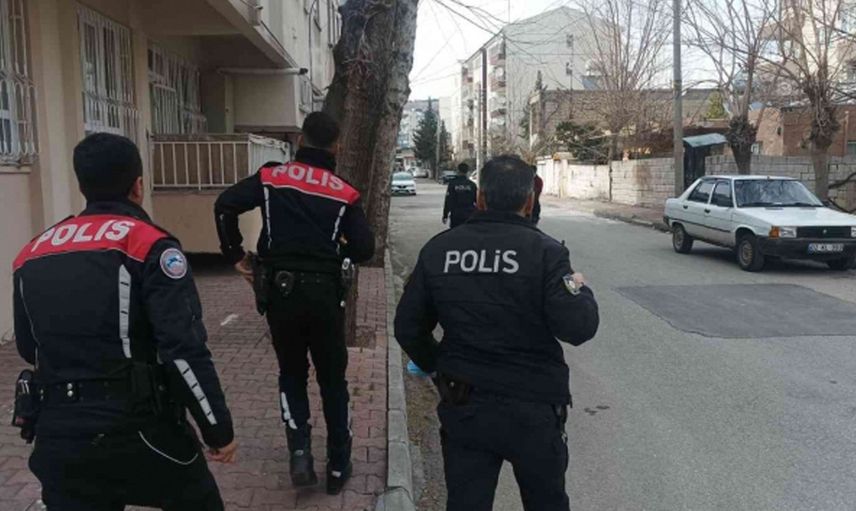 Skandal olay! Çöp kutusunun yanında sevişmeye başladılar o çifte polisten meydan dayağı geldi 'Oh be sonunda'