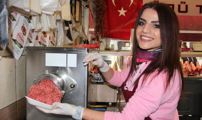 Edirne’de Çıraklık Yapan Kadın Şimdi Kendi Kasap Dükkanını Açtı