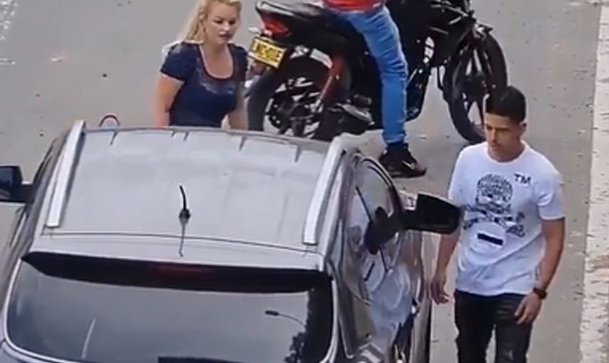 Kocasını arabada başka kadınla bastı! Sinirden deliye dönen kadın önüne gelene saldırdı işte o anlar...
