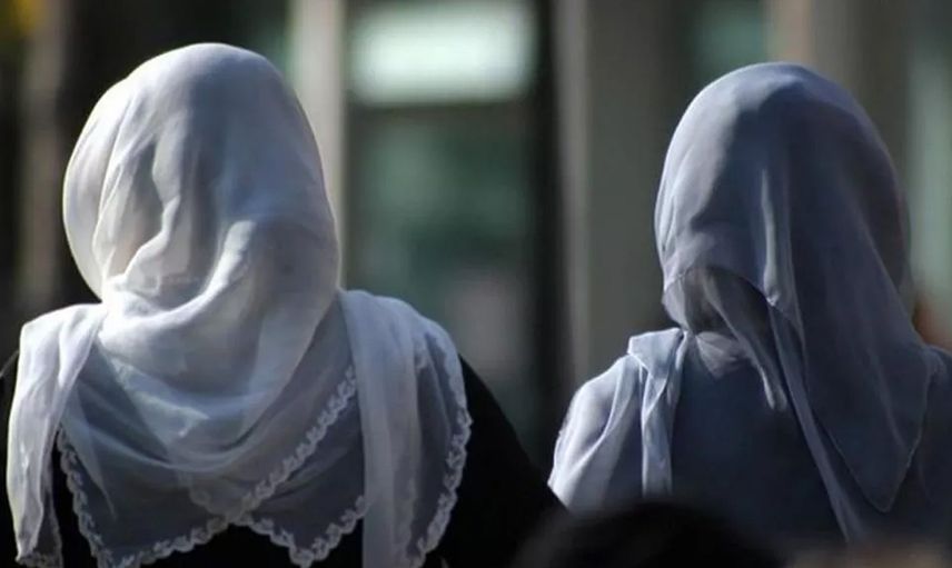 Sosyal medya bu görüntüleri konuşuyor: Müslüman kız öğrencilere penis dedirtmeye çalışan öğretmene tepkiler çığ gibi büyüyor