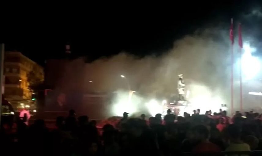 Cengiz Kurtoğlu'nun konserinde korku dolu anlar! Yangın çıktı Bakan Nebati alandan uzaklaştırıldı