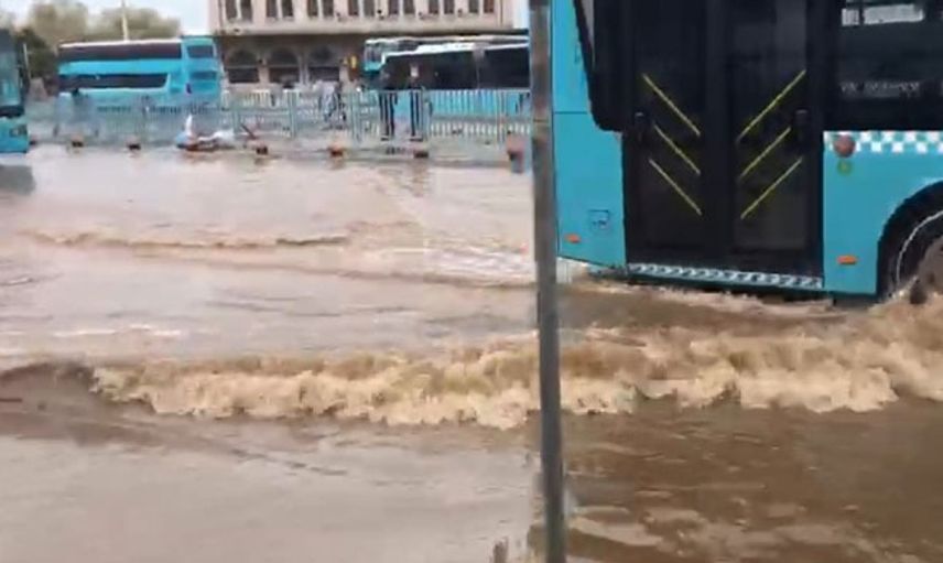Kadıköy'de İSKİ Ekipleri Atık Su Borusunu Patlattı