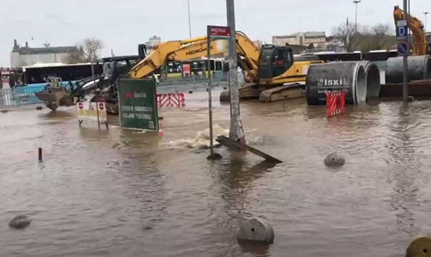 Kadıköy'de İSKİ Ekipleri Atık Su Borusunu Patlattı