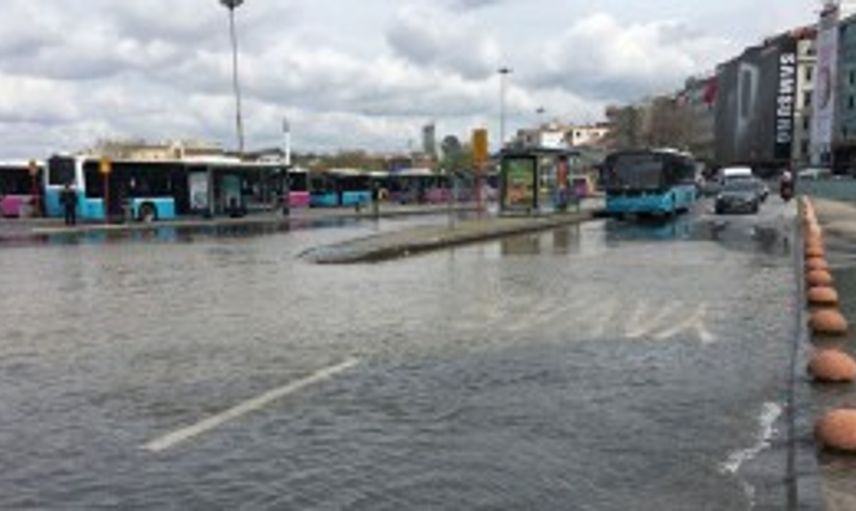 Kadıköy'de İSKİ Ekipleri Atık Su Borusunu Patlattı