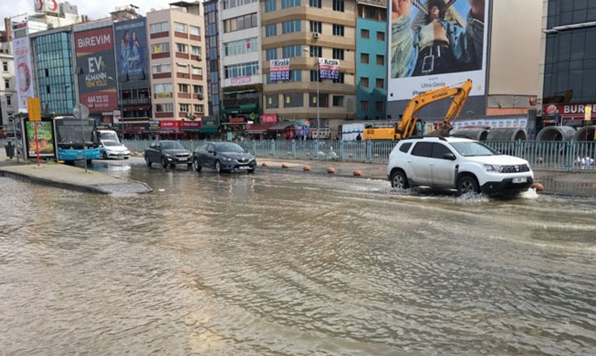 Kadıköy'de İSKİ Ekipleri Atık Su Borusunu Patlattı