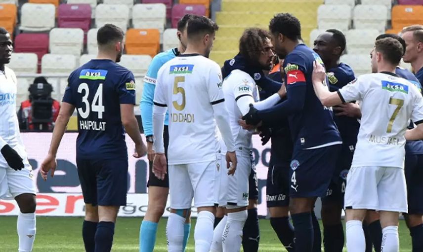 Süper Lig ekiplerinden Yeni Malatyaspor'da Sadık Çiftpınar, taraftarın protestosu nedeniyle oyundan çıkmak istedi!