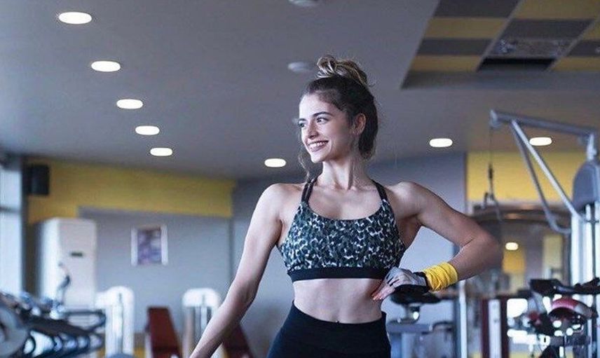 Survivor Aleyna Çalışkan'dan Kalça Dekoltesi