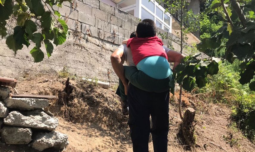 Oğlunu Sırtında Taşımak Zorunda, Yetkililerden Tek Bir İsteği Var