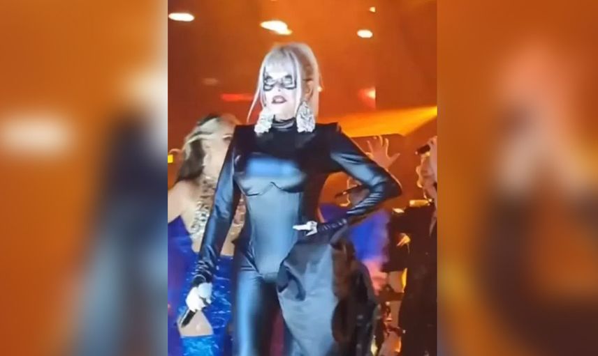 Ajda Pekkan’ın çok konuşulan ‘kedi kadın’ kostümü sosyal medyada alay konusu oldu! ‘Pazardan almış gibi’