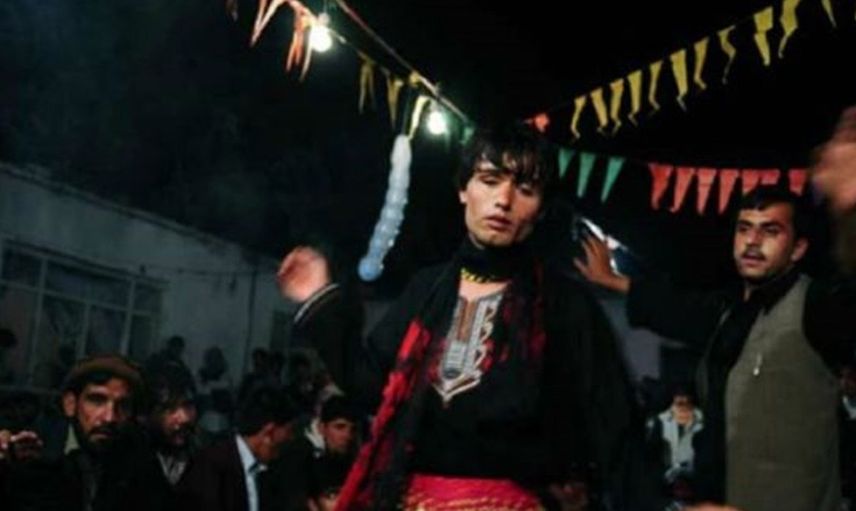 Afganistan'da iğrenç gelenek! Erkek çocuklarına yaptıkları mide bulandırıyor