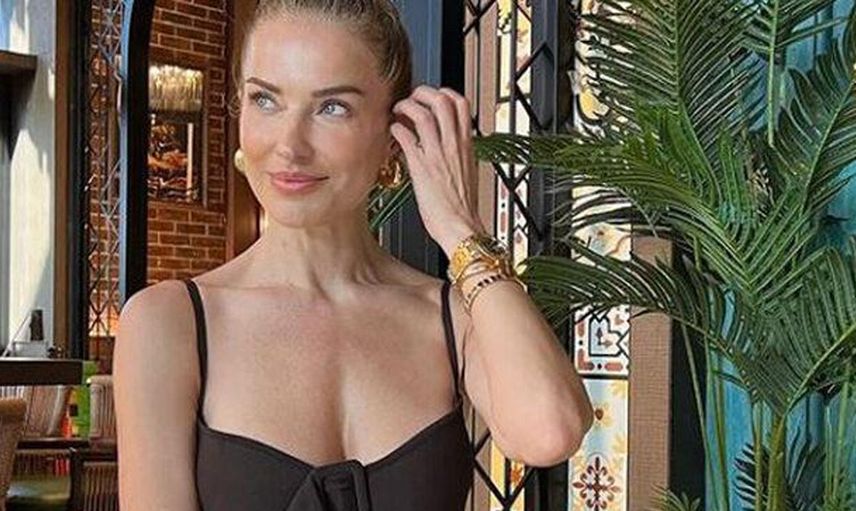 Ünlü sunucu Burcu Esmersoy renk renk bikinileri ile resmen görsel bir şov yaptı!