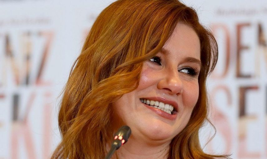 Deniz Seki’ye sahnede ölüm haberi! Kelimeler boğazına düğümlendi