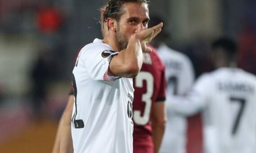 Kendini Gizleyerek İhtiyacı Olanlara Erzak Dağıtan A Milli Futbolcu Bakın Kimmiş