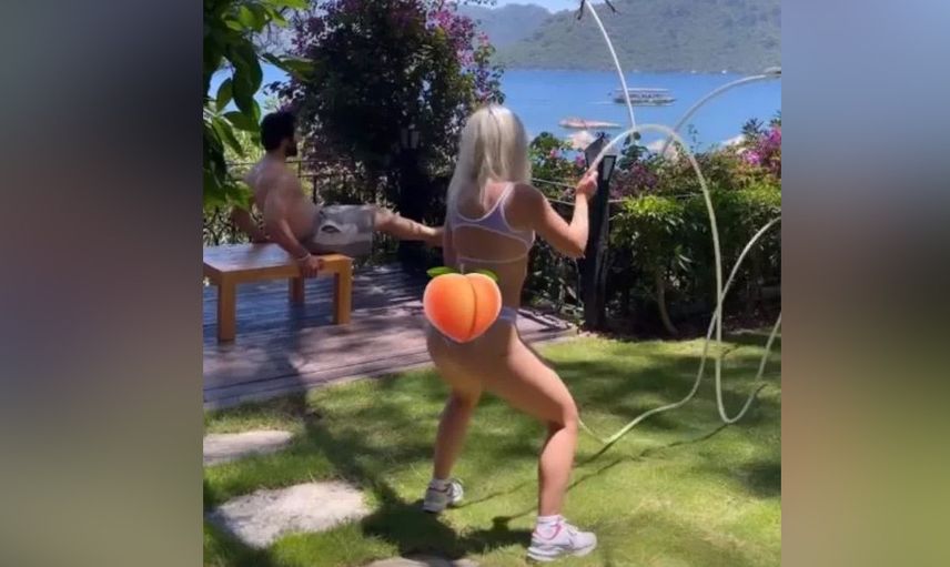 Ece Seçkin tangasıyla spor yaptı kendi kalçasına uyguladığı şeftali sansürü olay oldu!