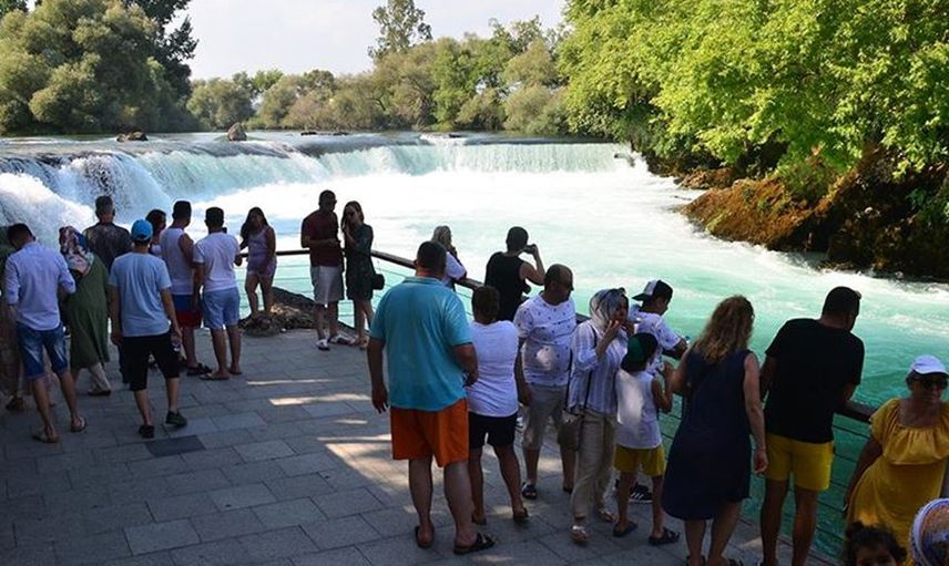 Bebek ve Galata Kulesinde yaşanan olaylardan sonra bir olay da Antalya Manavgat’ta yaşandı! Genç kadın caddenin ortasında çırılçıplak dolaştı