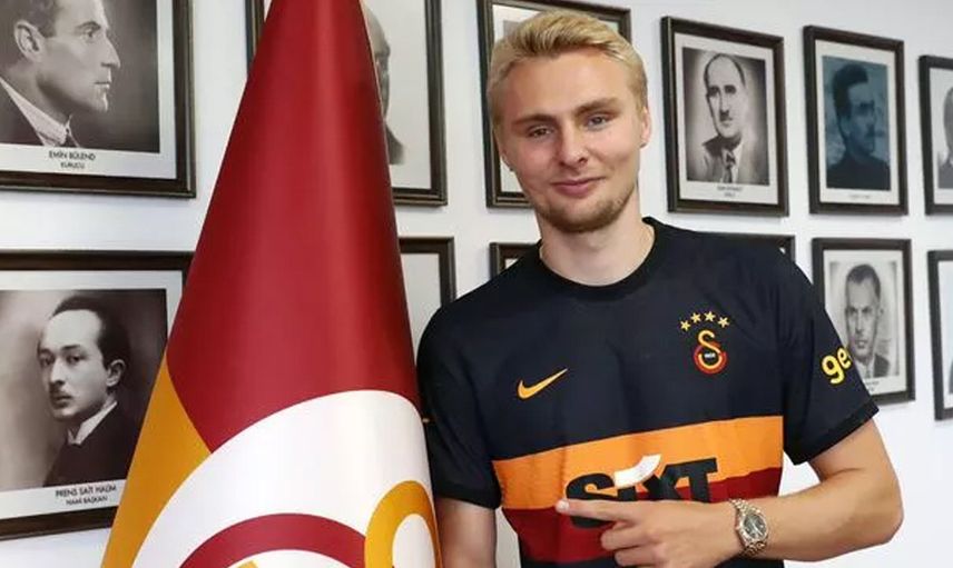 Hangi mevkide oynuyor?