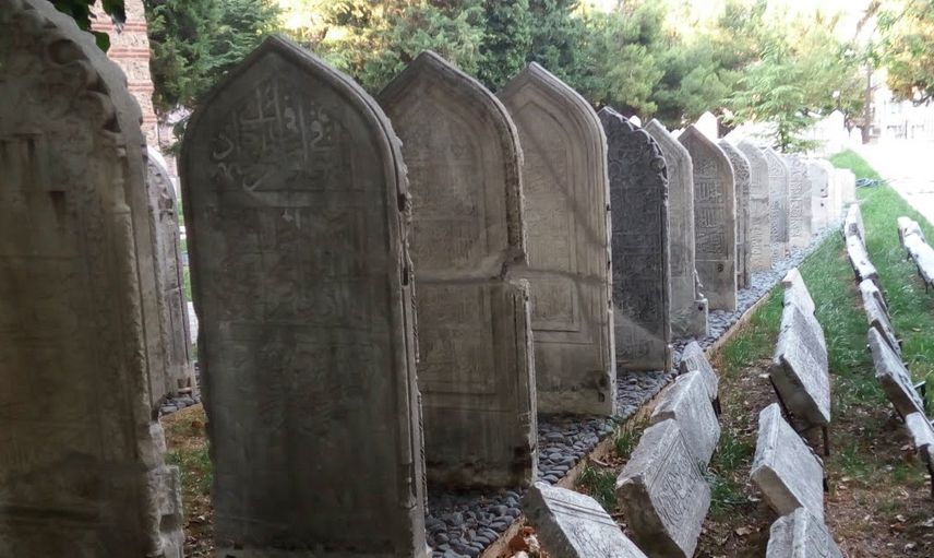 Büyükbabasının mezarında fotoğraf çekilen torun mahkemelik oldu