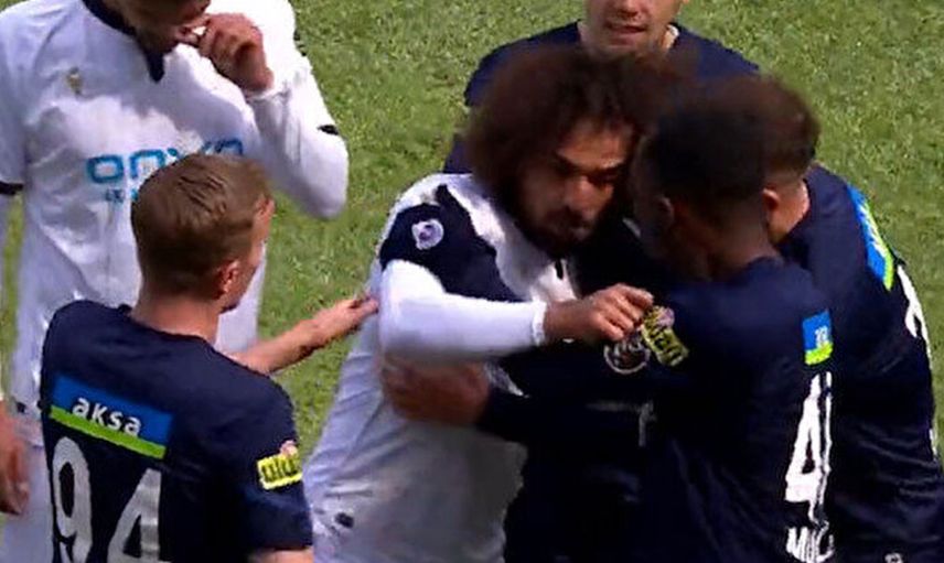 Süper Lig ekiplerinden Yeni Malatyaspor'da Sadık Çiftpınar, taraftarın protestosu nedeniyle oyundan çıkmak istedi!
