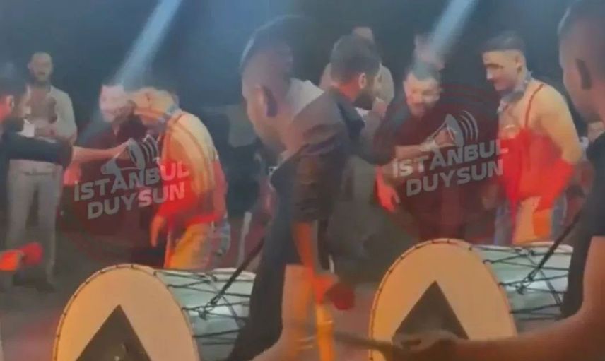 Bu nasıl gelenek! Düğünde damata kırmızı jartiyer giydirip oynattılar o anlar sosyal medyada viral oldu