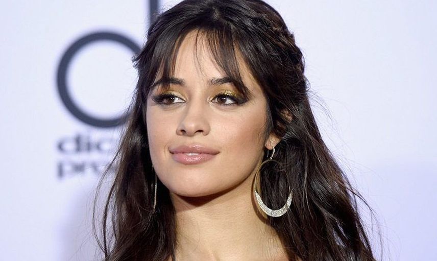 Sunucular ne yapacağını şaşırdı: Ünlü şarkıcı Camila Cabello’nun canlı yayında başına gelenler herkesi şaşkına çevirdi