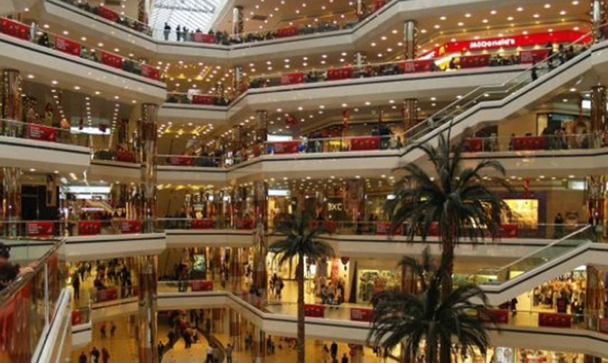 Kadın AVM'de anadan doğma dolaşınca ortalık ayağa kalktı