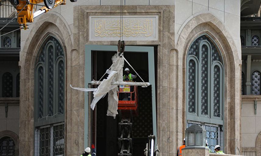 Taksim Camii’sinin Dev Avizesi Takıldı