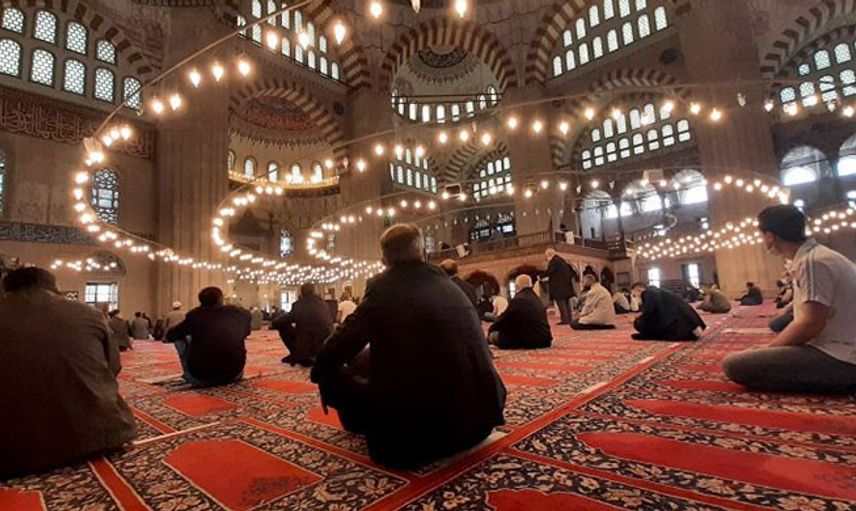 Tam Kapanmanın İlk Cuma Namazında Camiler Doldu