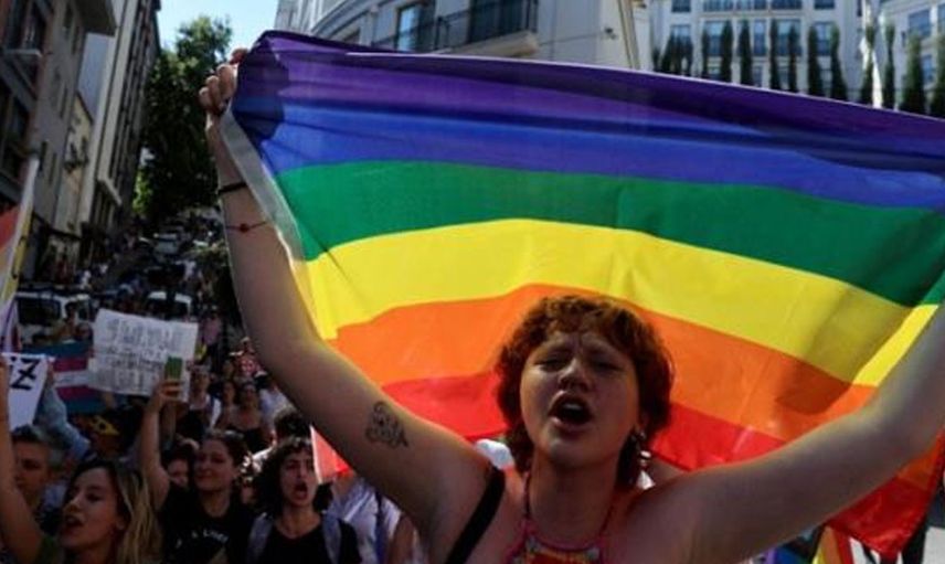 Taksim'de gerçekleştirilen LGBT yürüyüşüne izin verilmeyince polisler ve vatandaşlar arasında gerginlik yaşandı