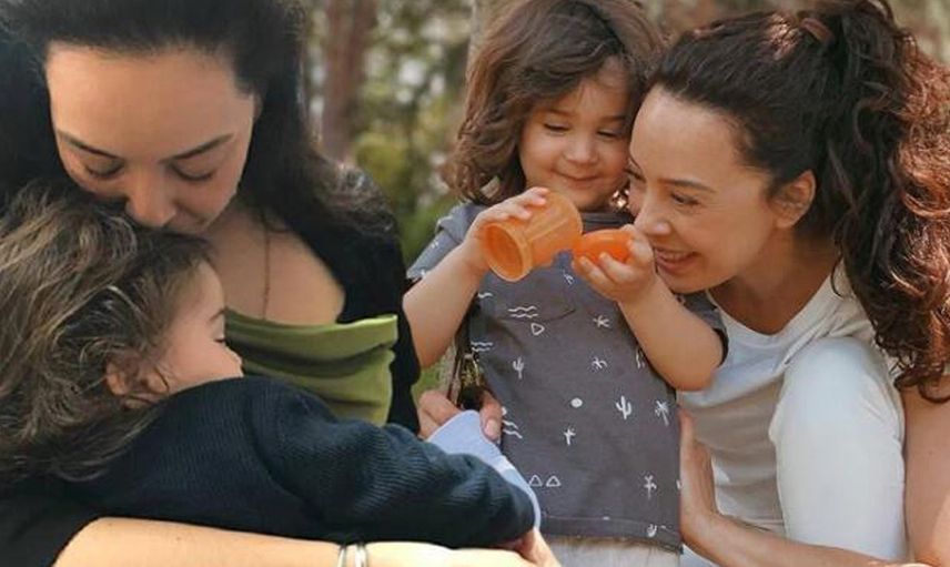 Azra Akın dışarıda olduğunu unuttu aşka geldi kocasını öpmelere doyamadı