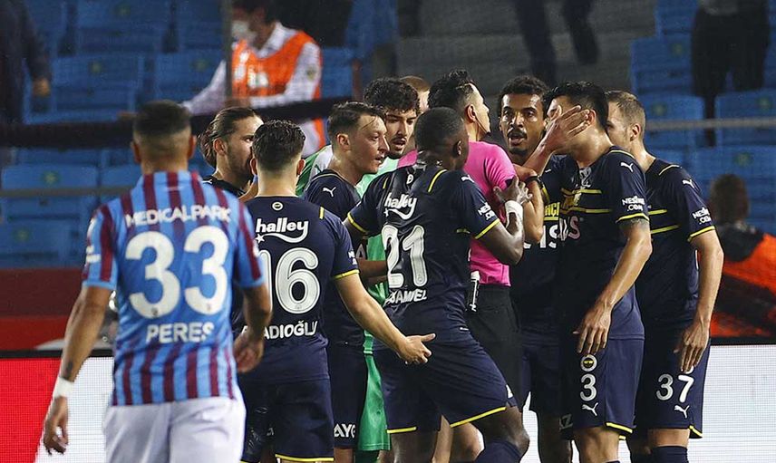 Trabzonspor-Fenerbahçe Maçı Sonunda Altay Bayındır'ın Yaptığı Hareketler Olay Oldu!