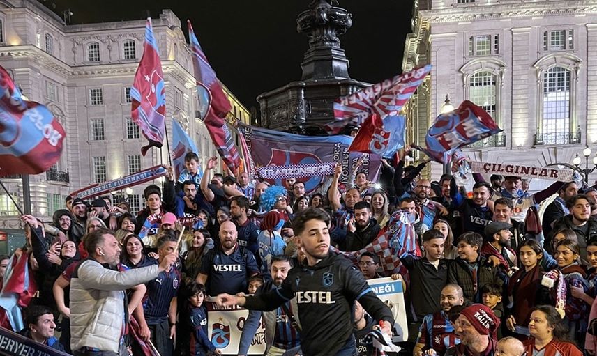 Trabzonspor'un Süper Lig şampiyonluğu dünyanın dört bir yanında büyük bir coşkuyla kutlanıyor!